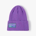 Berretto in maglia viola brillante con toppa in tessuto autentico per autunno e inverno - Taglia unica / Viola Melange