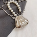 Mini sac soirée en forme de coquillage argenté avec anse perles et bandoulière métal - Argent-Poignée en perles