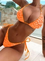 Detailopname van oranje luipaardprint en zijwaartse strik van het bikini-broekje - S / Oranje Luipaard