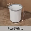 Piccola pattumiera bianca in plastica con anello grigio su pavimento in legno - Piccolo (Confezione da 1) / Bianco perla