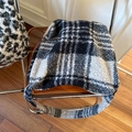 Pluche schoudertas met zwart-witte luipaardprint en zachte textuur voor de winter - Wollen Ruit