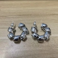 Elegante silberne gedrehte C-Spiralen-Ohrringe mit hochglanzpolierter Oberfläche - Silberfarbene Spiral Twist Creolen / Silber