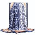 Marineblauer und orangefarbener Satinseiden-Schal mit Paisley-Muster am Kleiderbügel - Marineblau