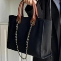 Detailansicht der schwarzen Canvas-Tragetasche mit Ledergriffen und Metallketten-Riemen - Schwarz