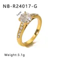 Anello dorato con zircone da 7mm e pietre laterali micro-pavé con un peso di 3,1g - Anello Solitario Pavé Dorato (NB-R24017-G)