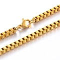 Dettaglio macro della catena veneziana dorata con chiusura a moschettone in acciaio - Catena Veneziana in Oro / 45cm+5cm