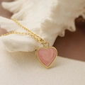 Collier chaîne dorée avec pendentif cœur marbré rose posé sur un coquillage blanc - Rose