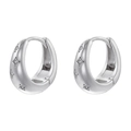 Gros plan sur des boucles d'oreilles huggie en argent avec zircons en forme d'étoile - VE1503 Créoles Gravées d'Étoiles / Or Blanc