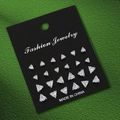 Lot de 12 paires de boucles d'oreilles triangle en zircone cubique sur carte noire - Style Zirconium Triangle (S3637-5)