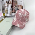 Gros plan détaillé d'une casquette de baseball rose tie-dye avec texture en coton - Adulte, Réglable / Rose