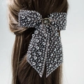 Fermaglio per capelli da sposa grigio scuro con perle finte e un grande cristallo centrale - Grigio