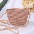 Dettaglio di borsa a tracolla intrecciata rosa per bambini con cinturino e zip in metallo - Borsa a Conchiglia / 11*14*6cm / Rosa