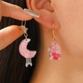 Boucles d'oreilles asymétriques en acrylique avec lune fleurie et gnome tenant un cœur LOVE - Lune Florale (S17)