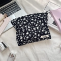 Vue à plat d'une trousse à maquillage en velours côtelé avec imprimé léopard cœur - Cœur Léopard Noir