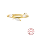 Détail de la bague en argent 925 doré avec cristaux taillés en forme de feuilles - US 6 / Or Feuille Marquise Zirconium
