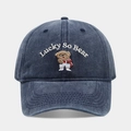 Detalle del bordado vintage Lucky So Bear en una gorra de algodón lavado azul marino - Ajustable / Azul marino