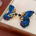 Makroaufnahme von Vintage-Schmetterlingsohrringen mit Stickerei und bunten Edelsteinen - Silbernadel-Ohrstecker / 1# Blau Stickerei Schmetterling