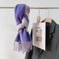 Écharpe rayée toucher cachemire violet et beige avec franges, sur un cintre - Riz Violet