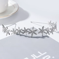 Gros plan d'une couronne de mariée argentée avec des motifs d'étoiles et cristaux brillants - Strass Argenté