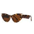 Schmale Cat-Eye-Sonnenbrille mit Schildpattmuster, braunen Gläsern und breiten Bügeln - Schildpatt Tee Gläser