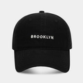 Dettaglio del ricamo bianco Brooklyn su un berretto da baseball in cotone nero di qualità - Regolabile / Nero