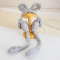 Dettaglio di paraorecchie grigi in peluche con orecchie di coniglio mobili e ricamo - Taglia unica / Grigio