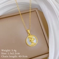Dettaglio della collana con moneta d'oro e pendente in madreperla bianca su seta - Pendaglio Ritratto Regina in Madreperla (H541)