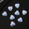 Vista macro di ciondoli a cuore 3D iridescenti per nail art e decorazione custodie - Tipo standard / Bianco AB