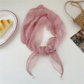Rosa Mullschal mit Perlenanhängern und Spitzendetail auf einem Lifestyle-Flachbildhintergrund - Rosa