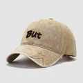 Dettaglio cappellino baseball bimbo in cotone lavato kaki con ricamo BUT e patch fulmine - 54cm / Cachi