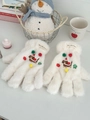 Dettaglio del ricamo bassotto con pon pon colorati su guanti invernali in peluche panna - Stile a cinque dita / Bianco