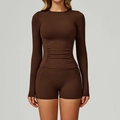 Schokobraunes Yoga-Set mit gerafftem Langarm-Top und High-Waist-Shorts mit Seitentaschen - S / Langarm + Shorts - Kaffee