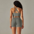 Vue arrière de l'ensemble de sport côtelé sans couture avec bretelles croisées et short - S / Soutien-gorge croisé + Ensemble de shorts (Haut et bas) / Gris foncé