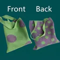 Dettaglio fronte e retro della borsa tote in maglia a pois verdi e viola chic - Verde e Grigio Reversibile Pois