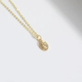 Gouden portret medaillon ketting met een rand van zirkoon aan een fijne schakelketting - Kleine Ovale Icoonstijl (XL3243)