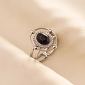 Détail de la bague en pierre noire ovale avec anneau en acier inoxydable sur lin - Base Argentée Texture Agate Noire
