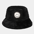 Gros plan d'un chapeau bob en fausse fourrure noire avec patch smiley blanc brodé - M (56-58cm) / Noir