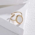 14K vergoldeter Titanring mit ovaler Muschel-Einlage und gedrehtem Seil-Design am Rand - Einstellbar Offen / 14K Gold-Weiß Einlage