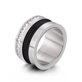 Anello in acciaio titanio con numeri romani, inserto cavo nero e pietre zirconi - US 6 / Colore Acciaio (KR104686-WGDY)