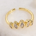Detailopname van een 14K vergulde verstelbare ring met vijf marquise geslepen zirkoon - Witte Zirkonia