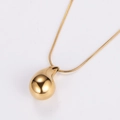 Collana minimalista con pendente a goccia dorata e catena a serpente su fondo bianco - Oro