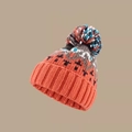 Detailansicht der Winterstrickmütze mit buntem Bommel und dicker orangefarbener Rippmanschette - M / Orange