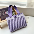 Dettaglio della borsa tote in maglia a righe con trama viola e chiusura sicura a bottone - A Righe Viola