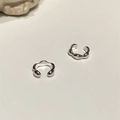 Dettaglio di orecchini a clip in argento lucido con design a onde e baccello liscio - Coppia d'argento