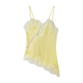 Detalle de camisola de satén amarillo con ribete de encaje blanco y dobladillo irregular - S / Amarillo claro