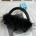 Handgefertigte schwarze Perlenhandtasche mit flauschigen Straußenfedern im stilvollen Design - Schwarz