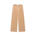 Detailaufnahme der khakifarbenen Hose mit weißem Kordelzug und plissierter Vorderseite - XS / Dunkles Khaki