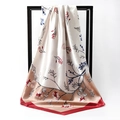 Detail eines eleganten Satin-Square-Tuchs mit beigen und roten Muschel-Blumenmustern - Blumen Muschel Stil (005)