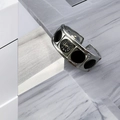 Detail einer silbernen Armreif-Uhr mit hohlem Armband und schwarzem Zifferblatt - Schwarz
