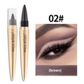 Detail van waterproof eyeliner gelstick 02 Bruin met penseel en oogmake-up resultaat op de huid - 02# Bruin